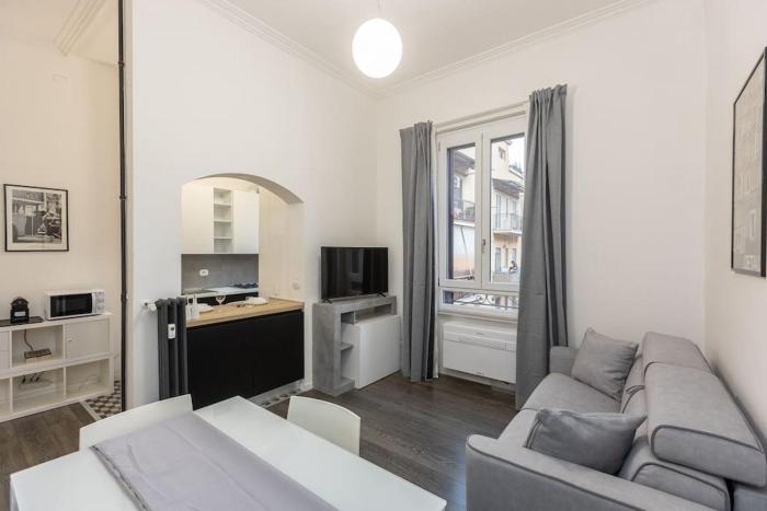 Elegant Roman Suite Near the Colosseum and Metro