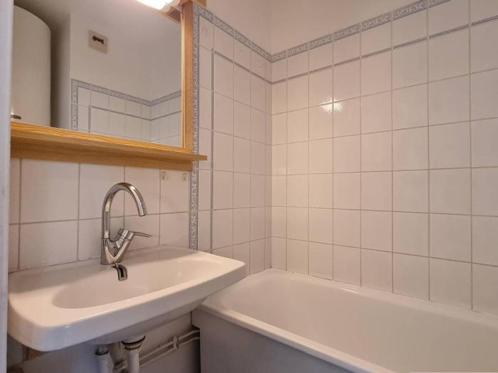 Appartement 2 pièces, 5 pers, proche pistes, commerces et télésiège, parking gratuit - FR-1-525-267