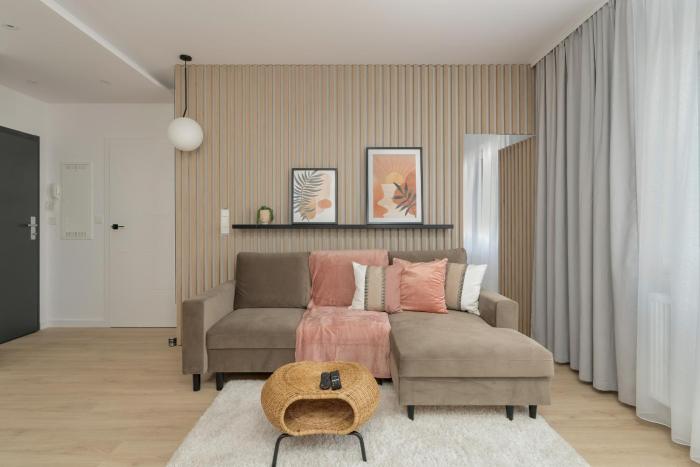 Elegant Apartment for 4 with Parking in Poznan by Renters