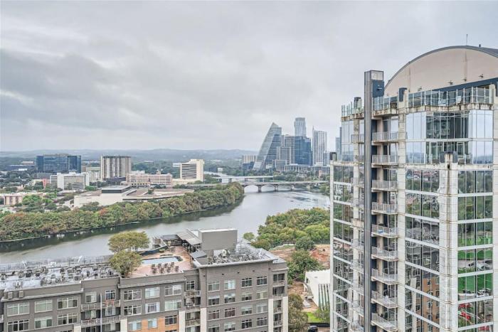 NEW 1BR with Views and Rooftop pool near Rainey St