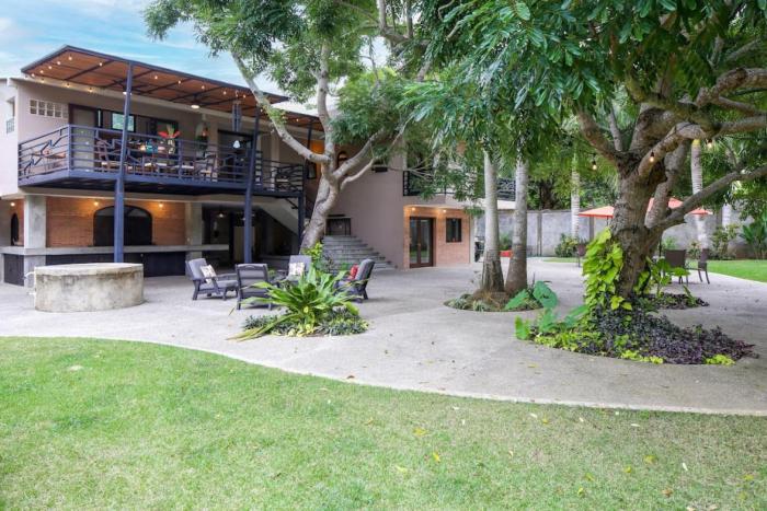 Exquisite 4-Bedroom Villa, 5-minutes from beach
