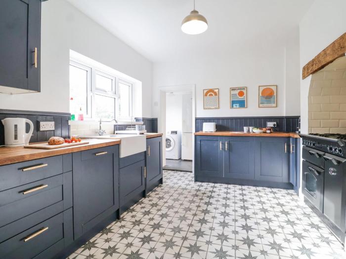 Beautiful 4 Bed Beach House - Pool table & Parking