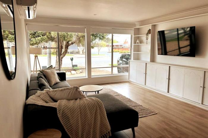 Spacious Unit in Convenient Location