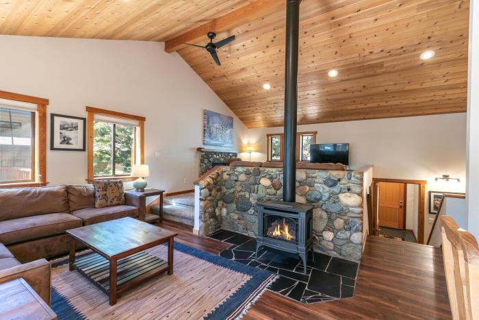 Shady Pines at Tahoe Donner- Serene Forest Retreat, 2 Gas Fireplaces, Sauna