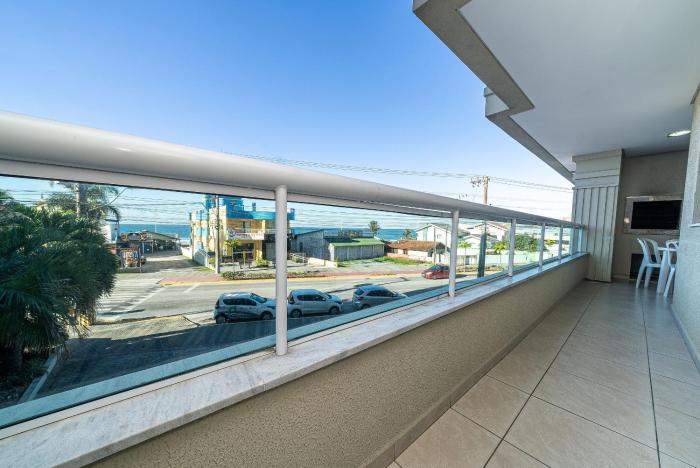 141 - Apto com vista mar à 50m da praia