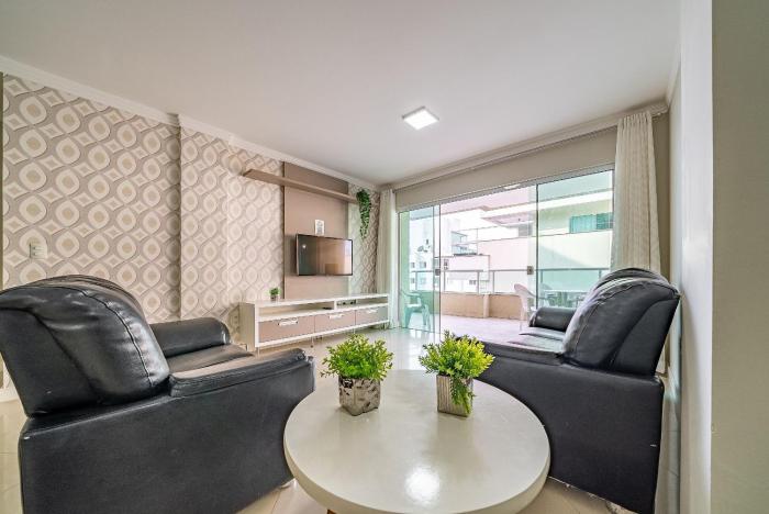 248 - Apto 3 quartos e sacada 100 mts do mar