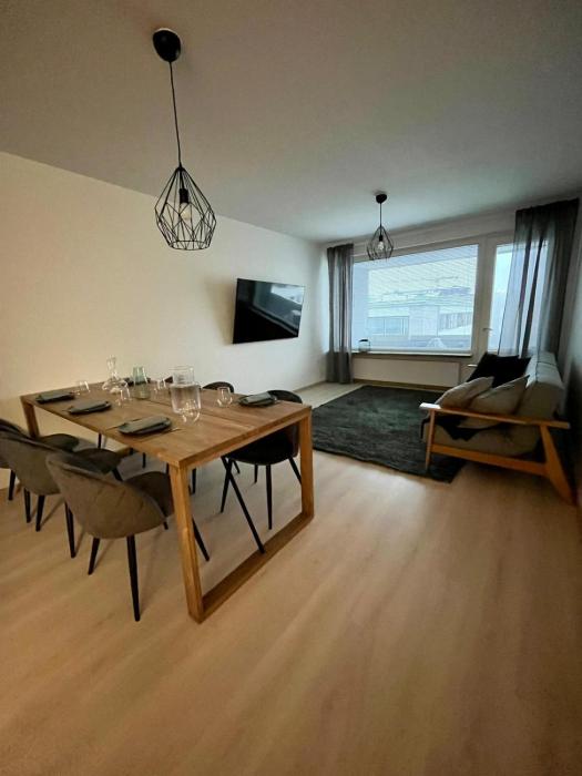 Ylimmän kerroksen tilava kolmio jokinäkymällä