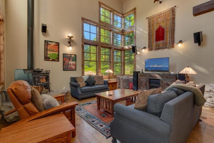 Norse Hall in Tahoe Donner - Gorgeous Home with Private Hot Tub and Gourmet Kitchen