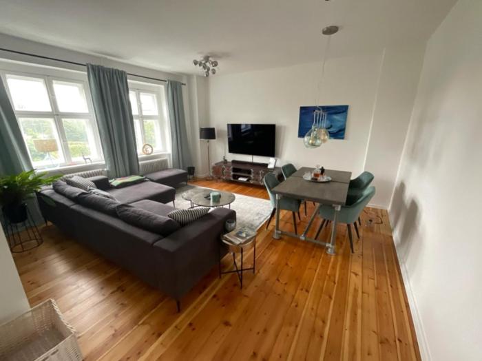 Cosmopolitan Comfort Stylish Flat