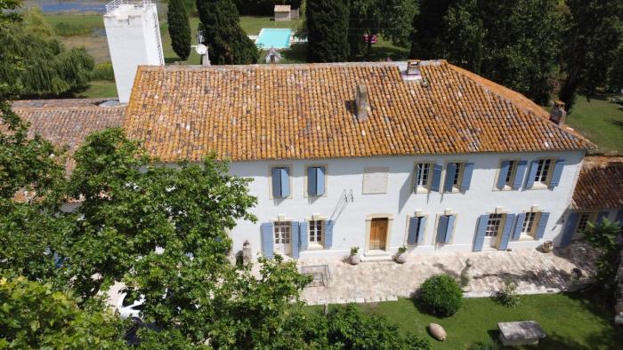 Mas du Versadou, dans un espace naturel protégé, piscine couverte chauffée toute lannée, Spa et salle de jeux