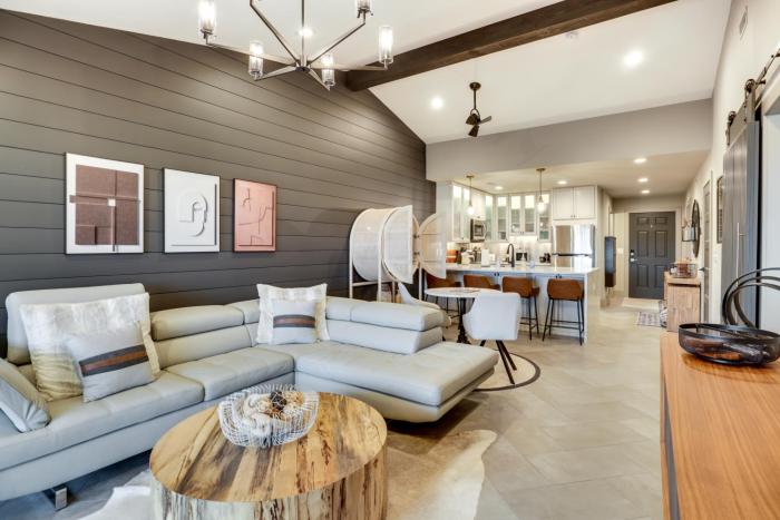 Views and Pool Access Luxurious Lake Ozark Condo