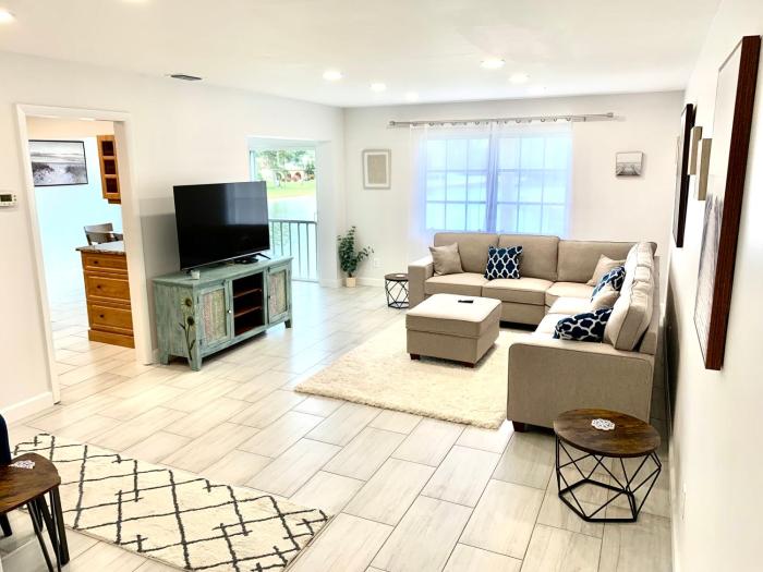 Newly remodeled 2br, 2ba condo in Naples Bath and Tennis