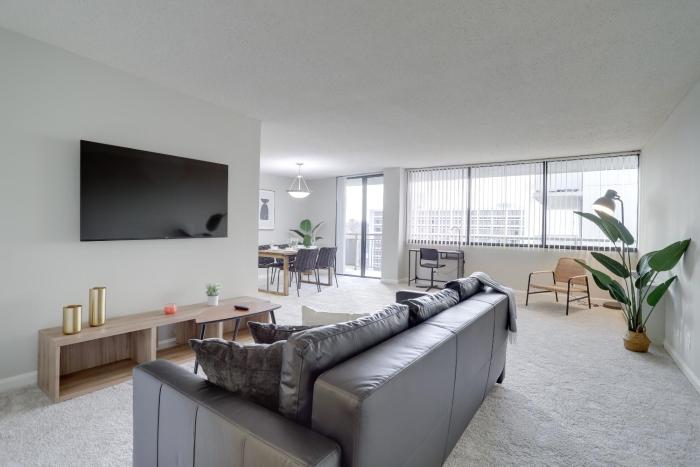 Located Crystal City Apt with Dazzling Amenities