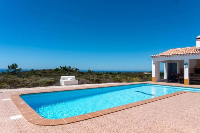 Moradia com piscina e vista Mar