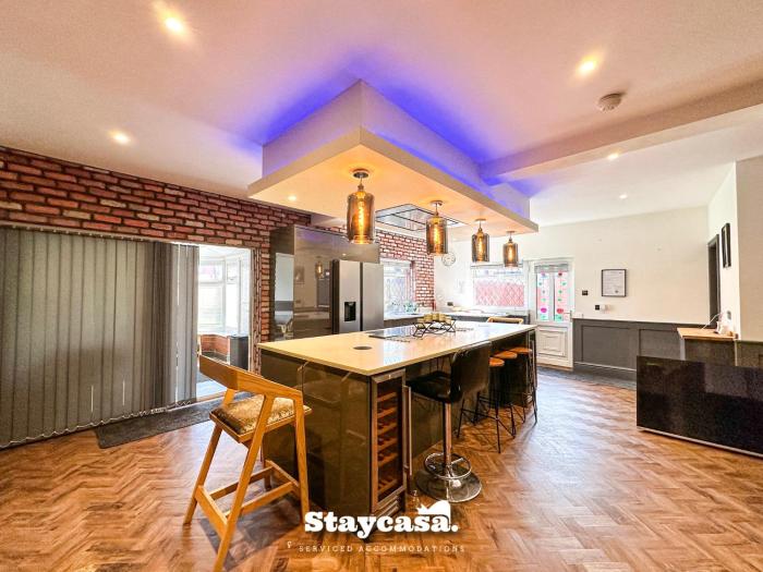 5BR Manchester Home Jacuzzi, Garden & Parking!