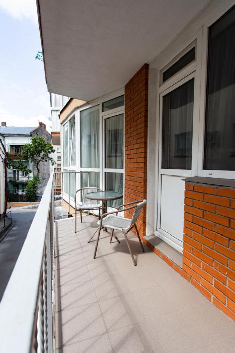 Центр. Вул. Родини Барвінських