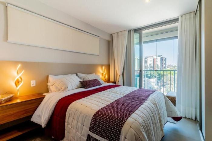 Studio completo ao lado do metro em Moema!