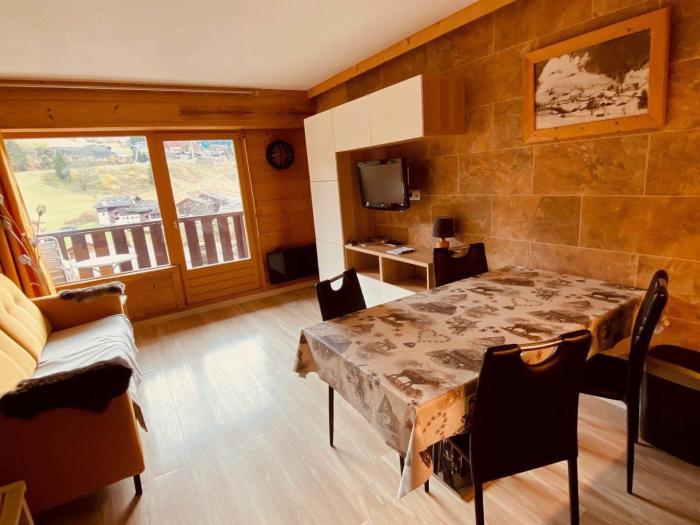 Appartement moderne centre village avec balcon et garage - FR-1-459-222