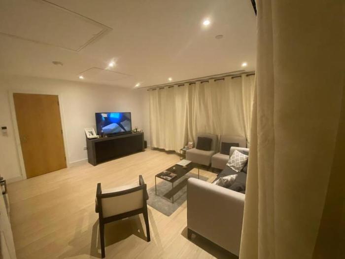 Luxury 2 bed ensuite 2 bathroom apartment East Croydon