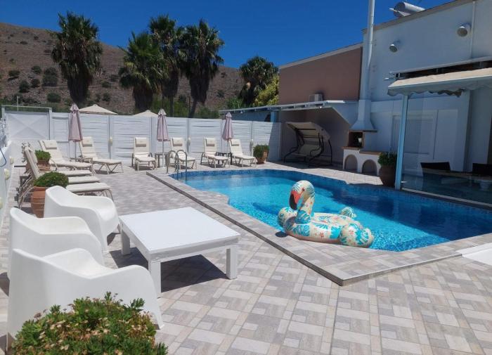 Villa Fantasia- Less than 5-Min Walk to Kalivaki Beach