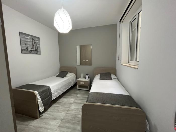 F7 Room 2, Private Bedroom two single beds shared bathroom in shared Flat