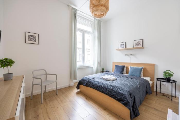 Central Grand Apartment with 5BEDRM 2BATHROOM