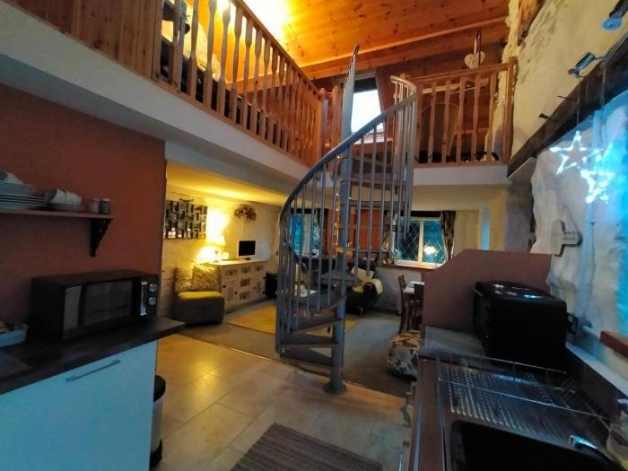 Yr Hen Efail - Quirky Old Smithy cottage near forest walks, cycling & lakes