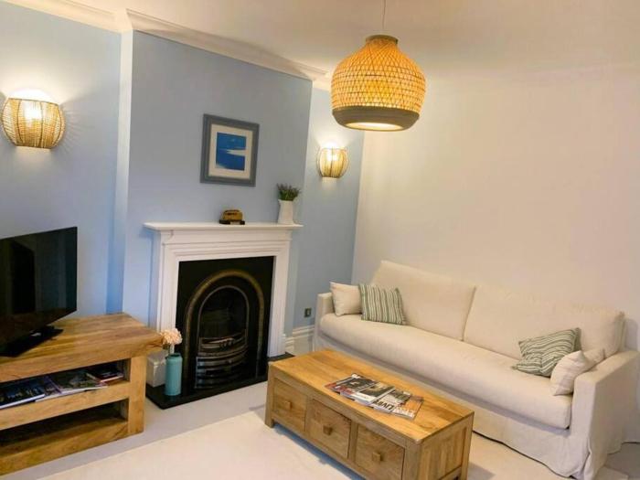 SEA BREEZE by BOURNECOAST - A Two Bedroom Stylish Apartment Just a Brief Walk to the Clifftop - FM9560