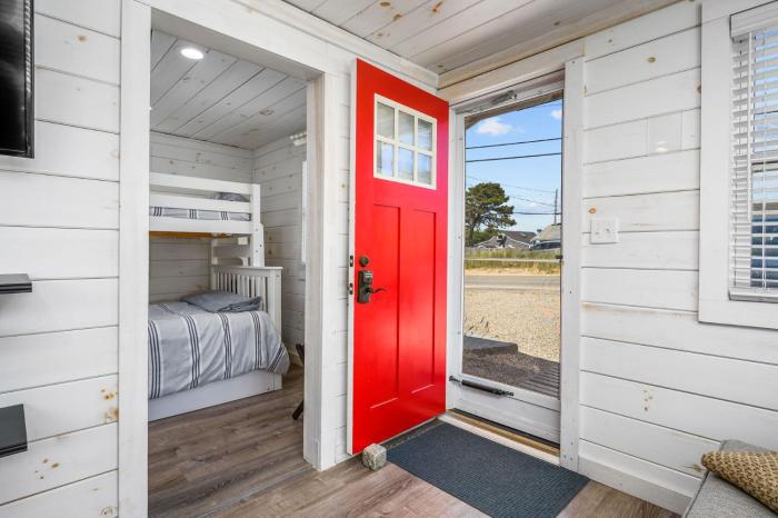 The Grey Pearl: Cozy Coastal Retreat