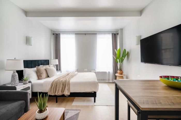 73-1004 New Studio UWS Doorman Gym