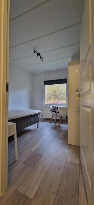 Enkeltværelse med fælles badeværelse