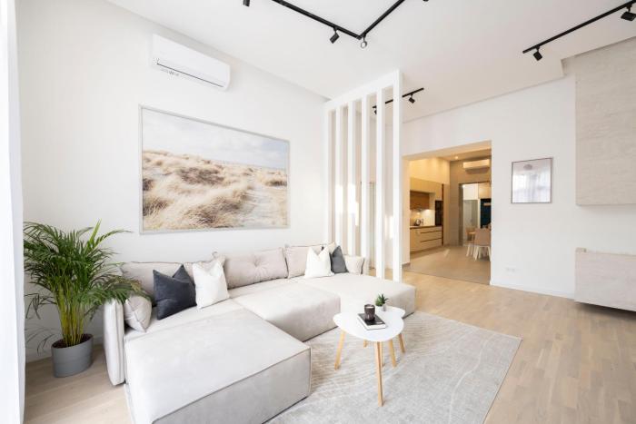 Luxurious & Spacious Central Residence with Balcony