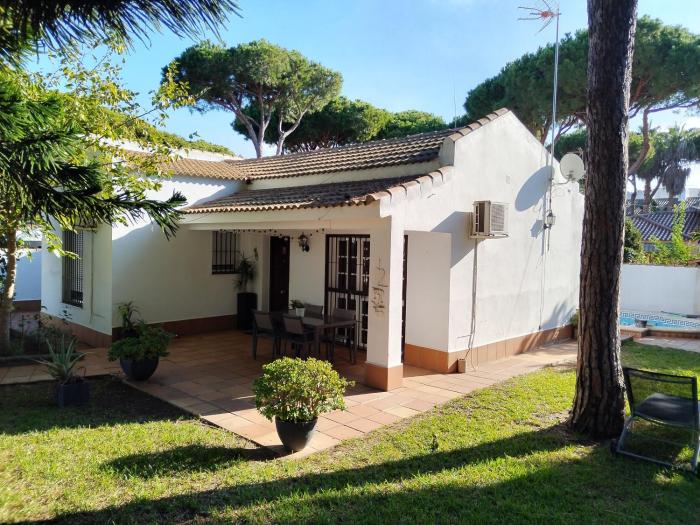 Villa Verde con Piscina a 800m de la Playa by Chiclana Dreams