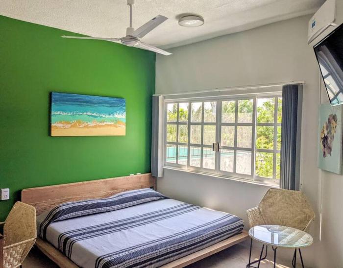 Studio -Trees at Mikasa- Near beach, Pool, Fast Wifi, AC & King bed