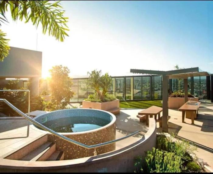 Artistic South Brisbane 2 bedroom Apartment with Parking