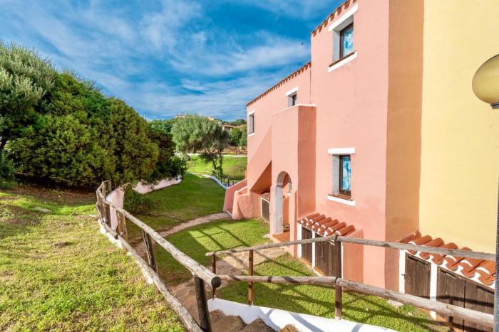 Villas with air conditioning and shared pool, just a few minutes from La Pelosa beach