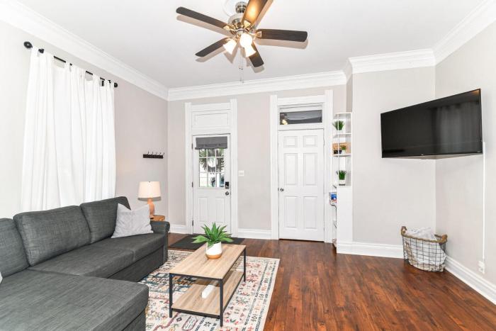 Cheerful 2-Bedroom Cottage in Downtown Noblesville