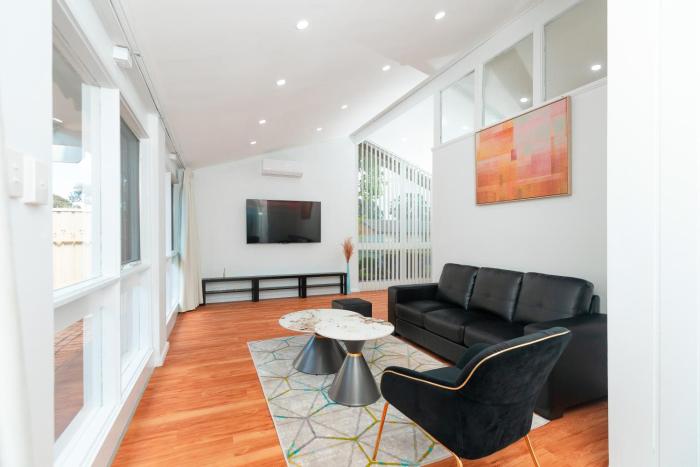 Cozy Retreat-4 Queen Bed, 3TV, Full Kitchen, Cot, Pets allowed-Fully Fenced, FreeWifi