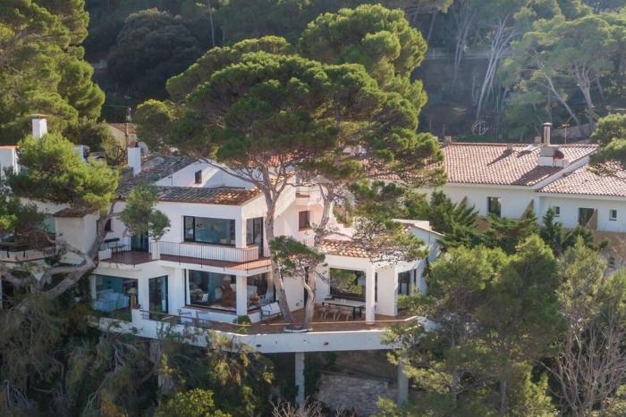 VILLA CHRISTINE - Family home on Sa Riera beachfront