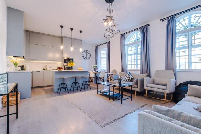 New! Stylish City-Centre Flat wparking, Sleeps 4!