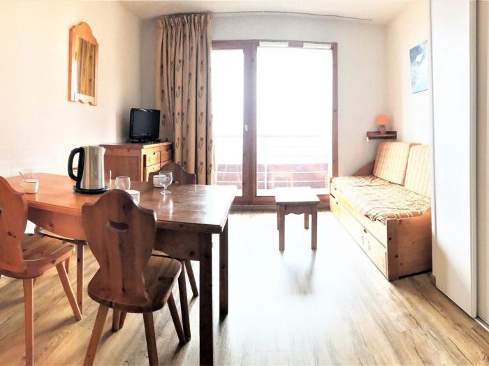 Appartement accueillant T3, proche pistes, balcon - FR-1-267-280