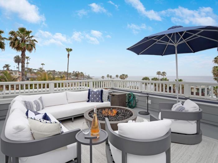 Coastal retreat near the beach w Panoramic Ocean Views, Rooftop Deck, & Firepit