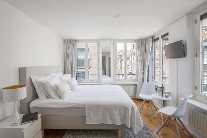 Jordaan Suite bed and bubbles