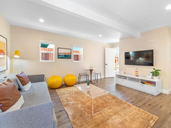 Beach Bungalow Perfection - Private Patios, BBQ walk2beach & Pet Friendly!