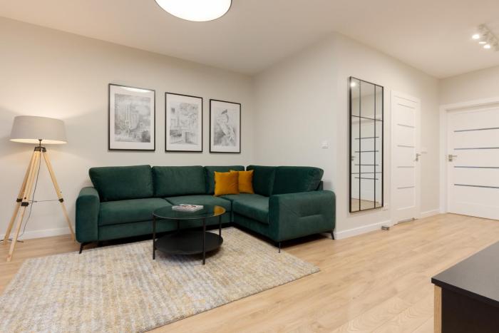 Spacious Apartment in Warsaw with Balcony and Parking by Noclegi Renters