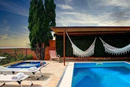 GOCCE VILLAS - Villa de Flores Country Style Villa With Pool