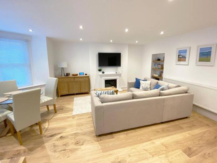 Central Llandudno, Private Parking near to Beach, Pier & Shops