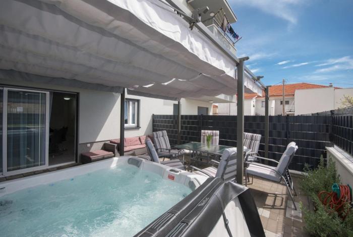 Apartments with hot tub Trogir - 22015