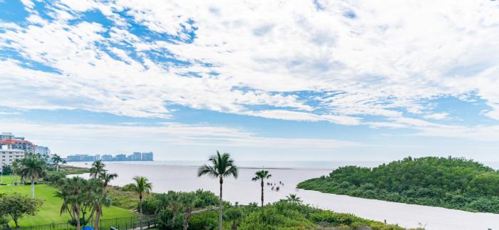 Updated 2 Bed Condo Offering Long Beach Views From Balcony