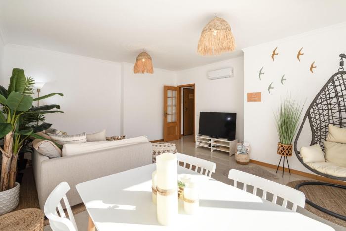 Modern 1BR Apartment in Central Albufeira with Balcony & Parking, by Hopstays